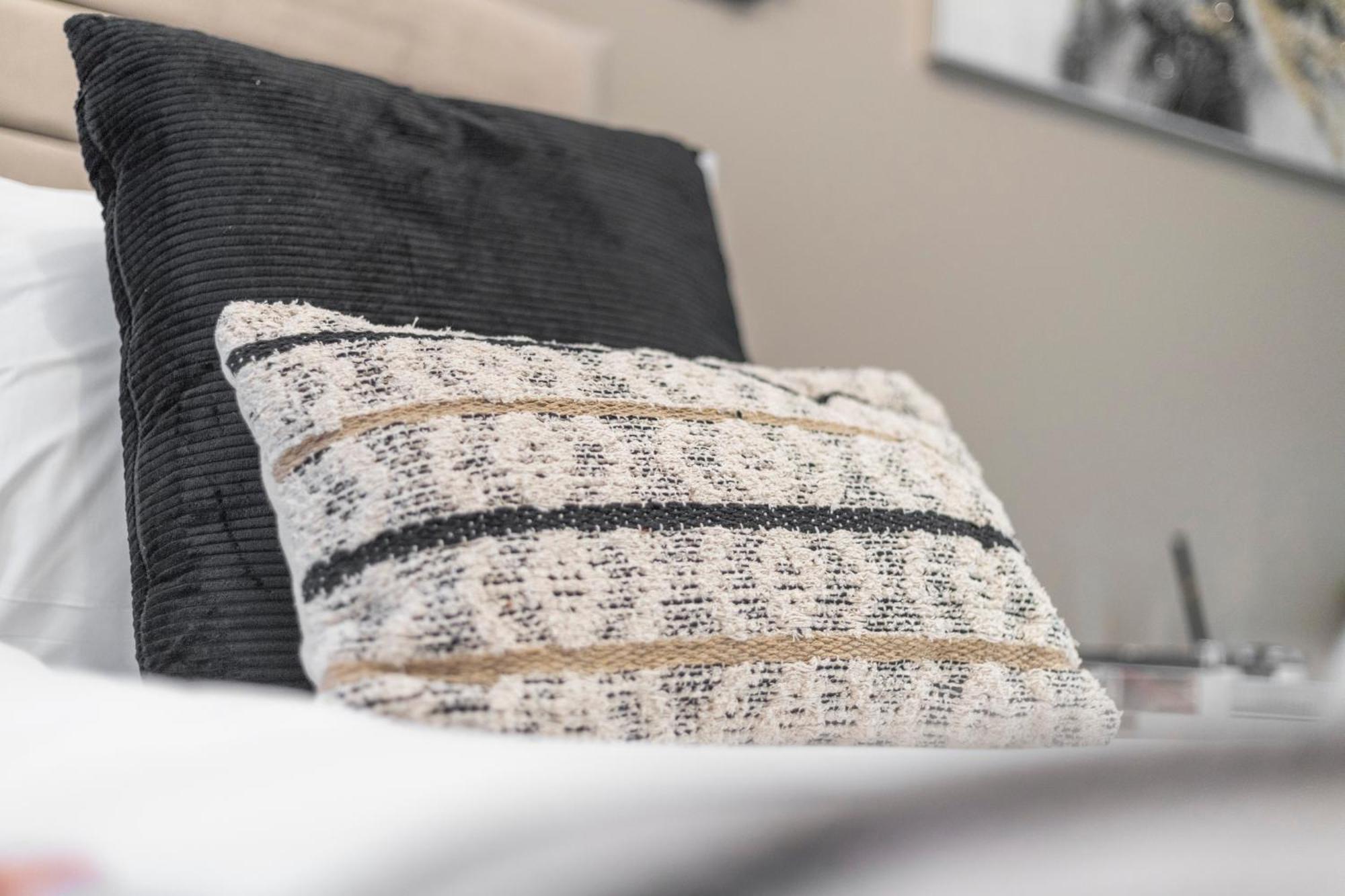Urban Duo Escape: Trendy With Twin Beds Apartament